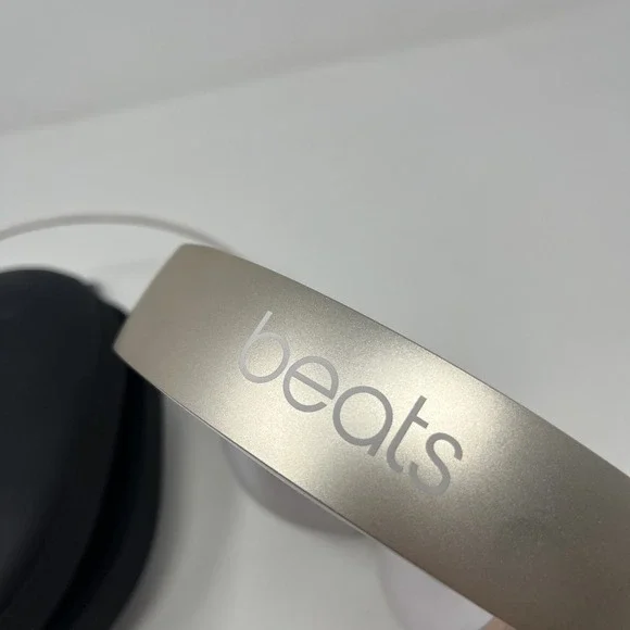 Gold Beats by Dre Studio 2.0 Over-Ear Wired Headphones B0500 W/ Case Tested - Picture 3 of 11